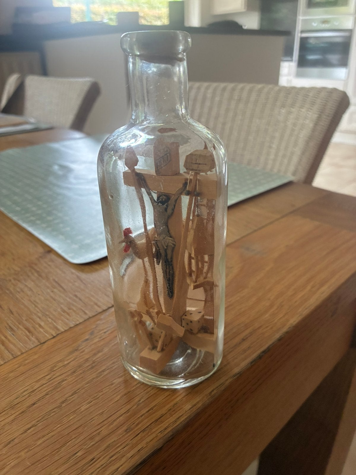Croix dans une bouteille. Bouteille passive de patience 1945, Collections, Enlèvement ou Envoi, Utilisé, Autres types, Christianisme | Catholique