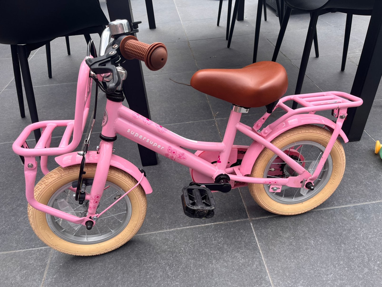 Eerste kinderfiets meisje (met zijwieltjes), Fietsen en Brommers, Fietsen | Kinderfietsjes, Ophalen, Terugtraprem, Zijwieltjes