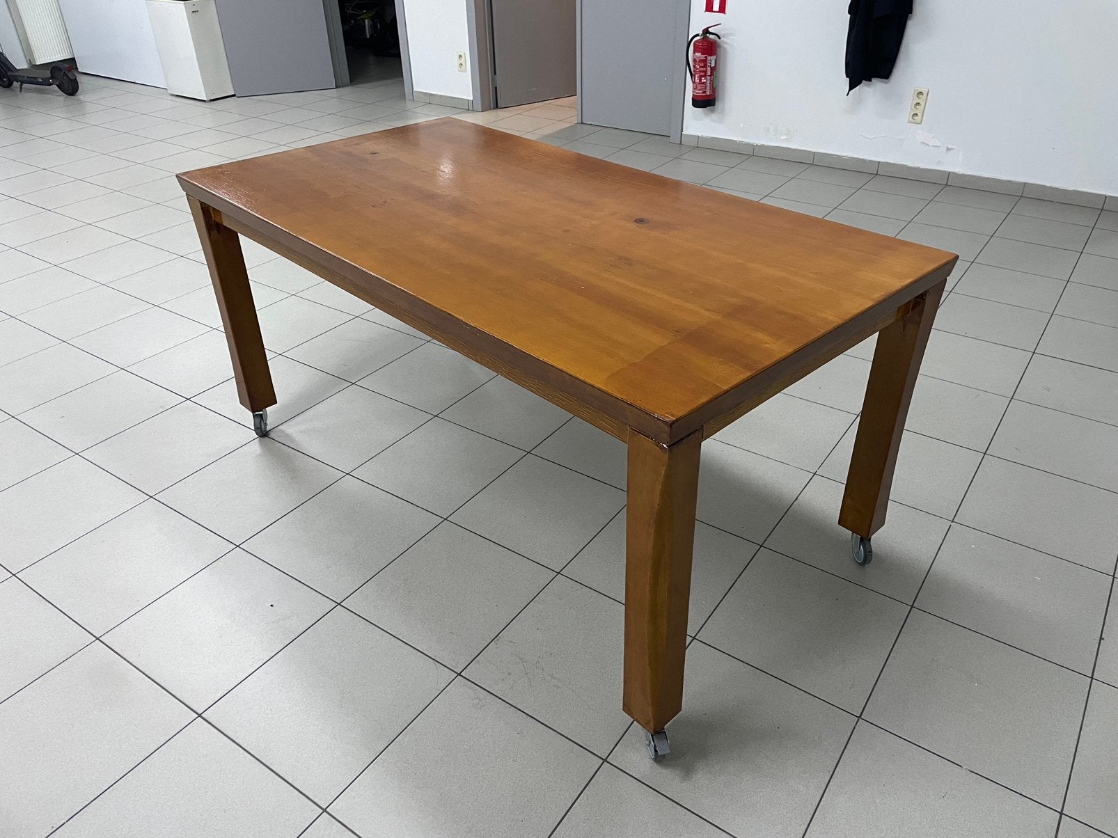 Houten tafel op wielen, Huis en Inrichting, Tafels | Eettafels, Ophalen, Zo goed als nieuw