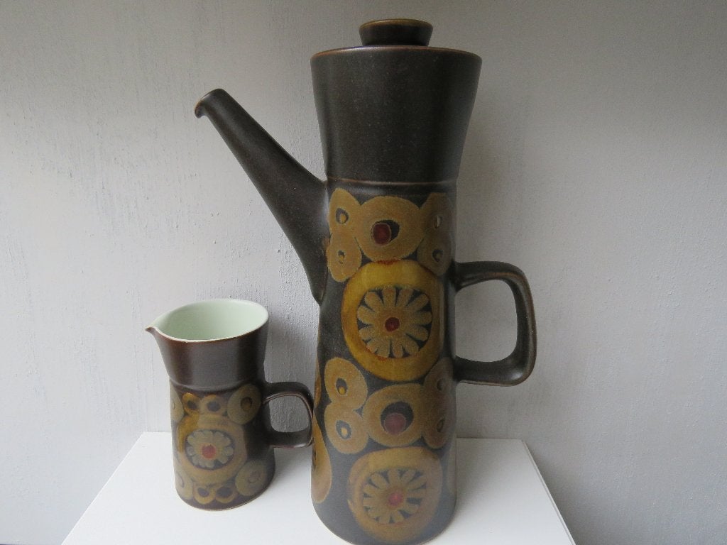 Cafetière Denby en grès et pot à lait arabesque, Antiquités & Art, Enlèvement ou Envoi