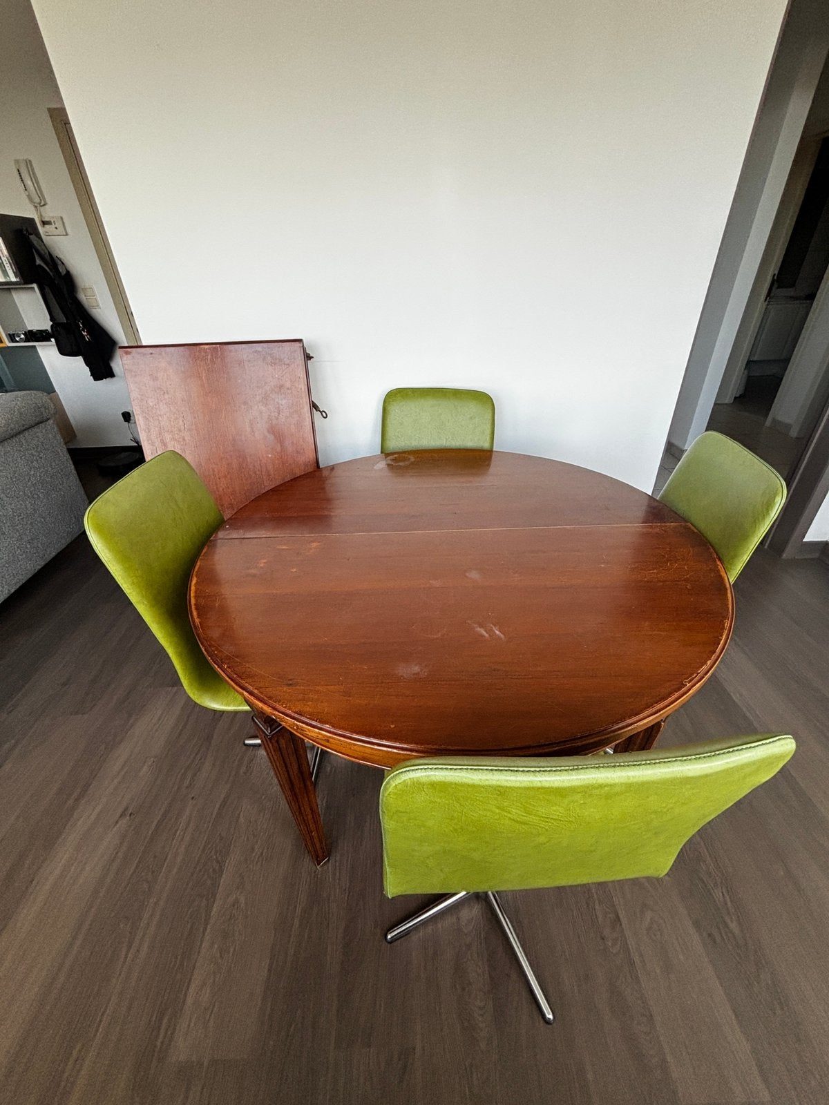 Klassieke houten eettafel met 5 groene retro stoelen, Ophalen, Gebruikt, 100 tot 150 cm, Rond