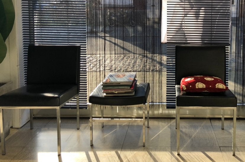 2 stoelen en tafel/poef, Ophalen, Zo goed als nieuw