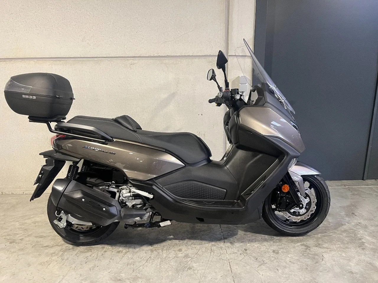 SYM Maxsym 400 luxescooter splinternieuw (bj 2024), Motoren, 400 cc, Scooter, Bedrijf, 12 t/m 35 kW