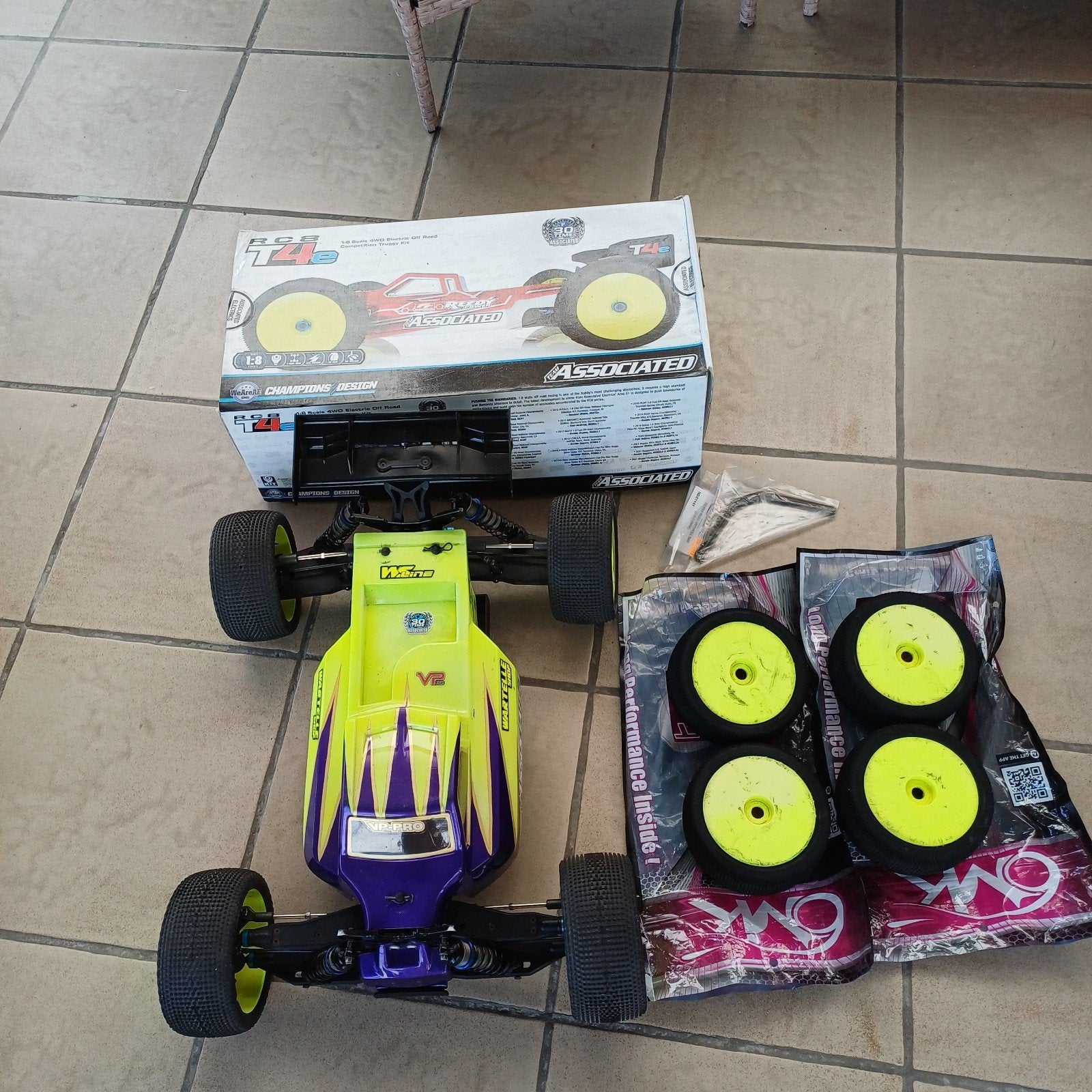 Gros truggy RC8 T4e
