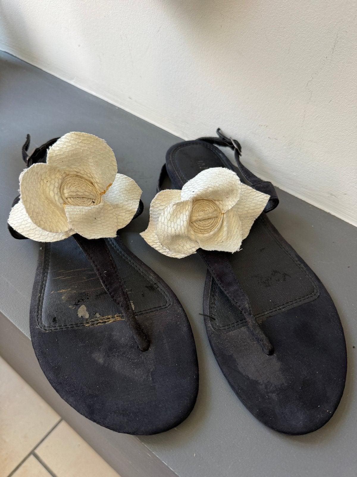 Zwarte Teensandalen met Witte Bloem – Maat 41, Kleding | Dames, Hoeden en Petten, Ophalen, Gedragen