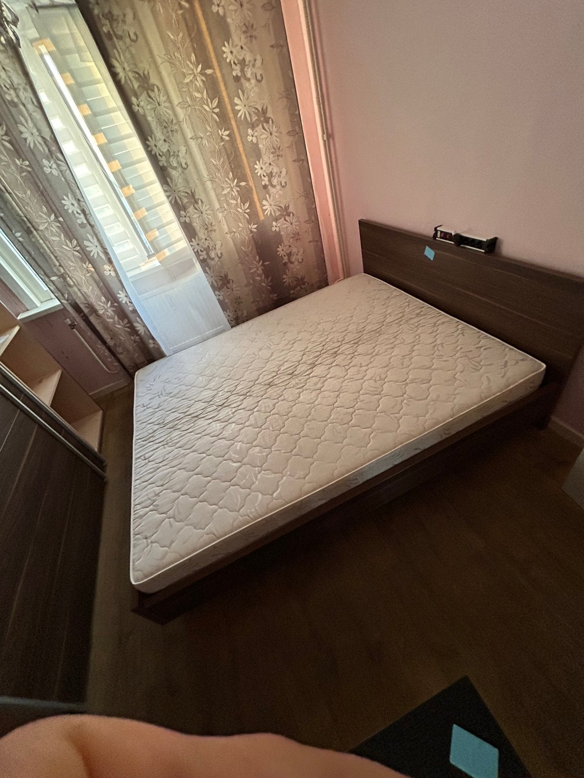 Lit double 160x200 avec sommier à lattes et matelas, Enlèvement ou Envoi, Brun, Utilisé, 200 cm
