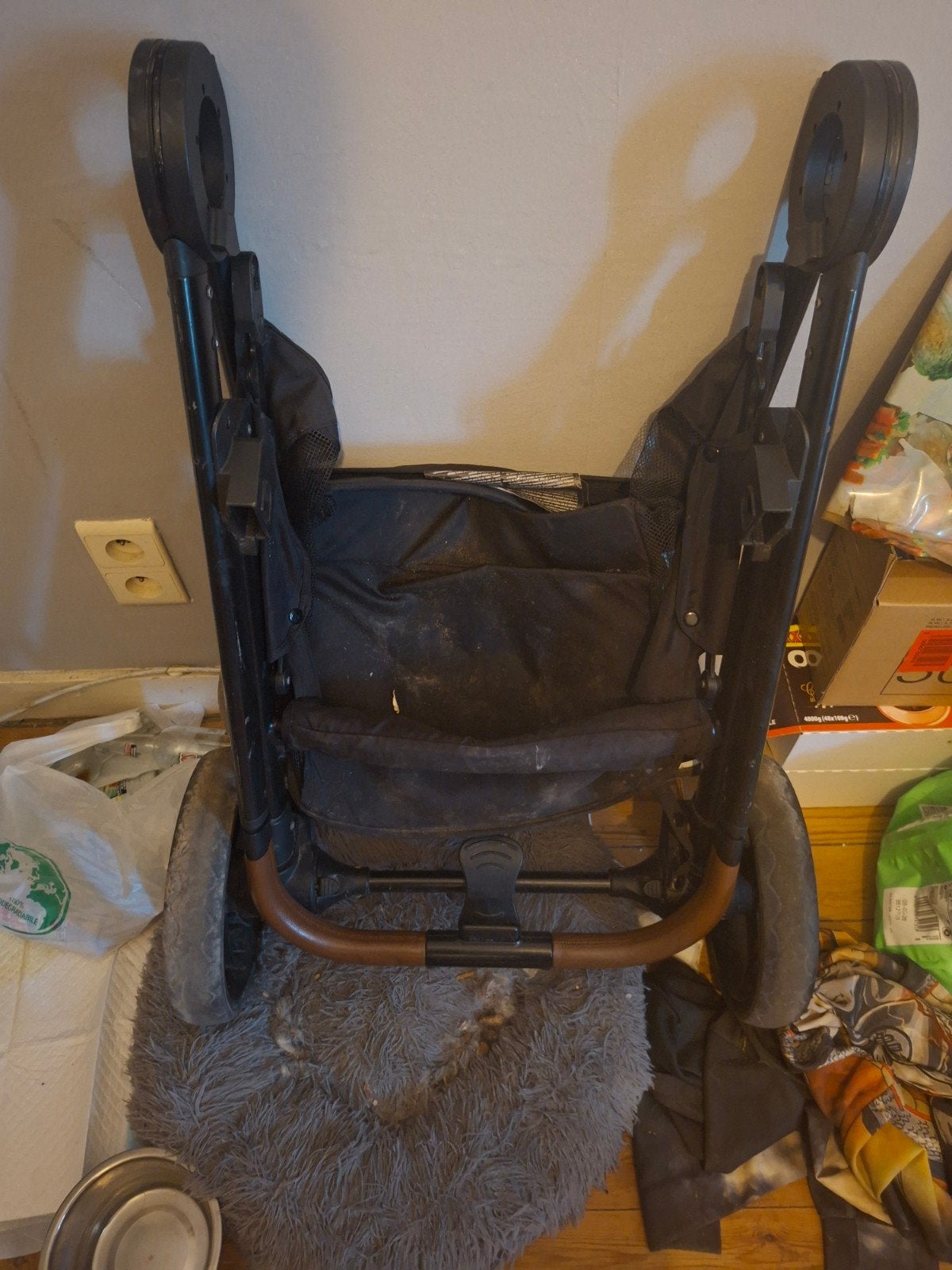 Poussette double  banini  avec 1 cosy, Enfants & Bébés, Enlèvement