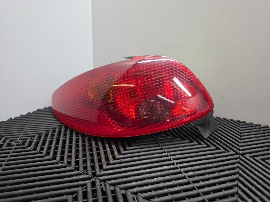 FEU ARRIÈRE GAUCHE Peugeot 206 (2A / C/H/J/S) (|6350S0|), Kontakt-peugeot@peugeot.com, Utilisé, Peugeot Deutschland GmbH, Bahnhofsplatz
65423  Rüsselsheim, DE