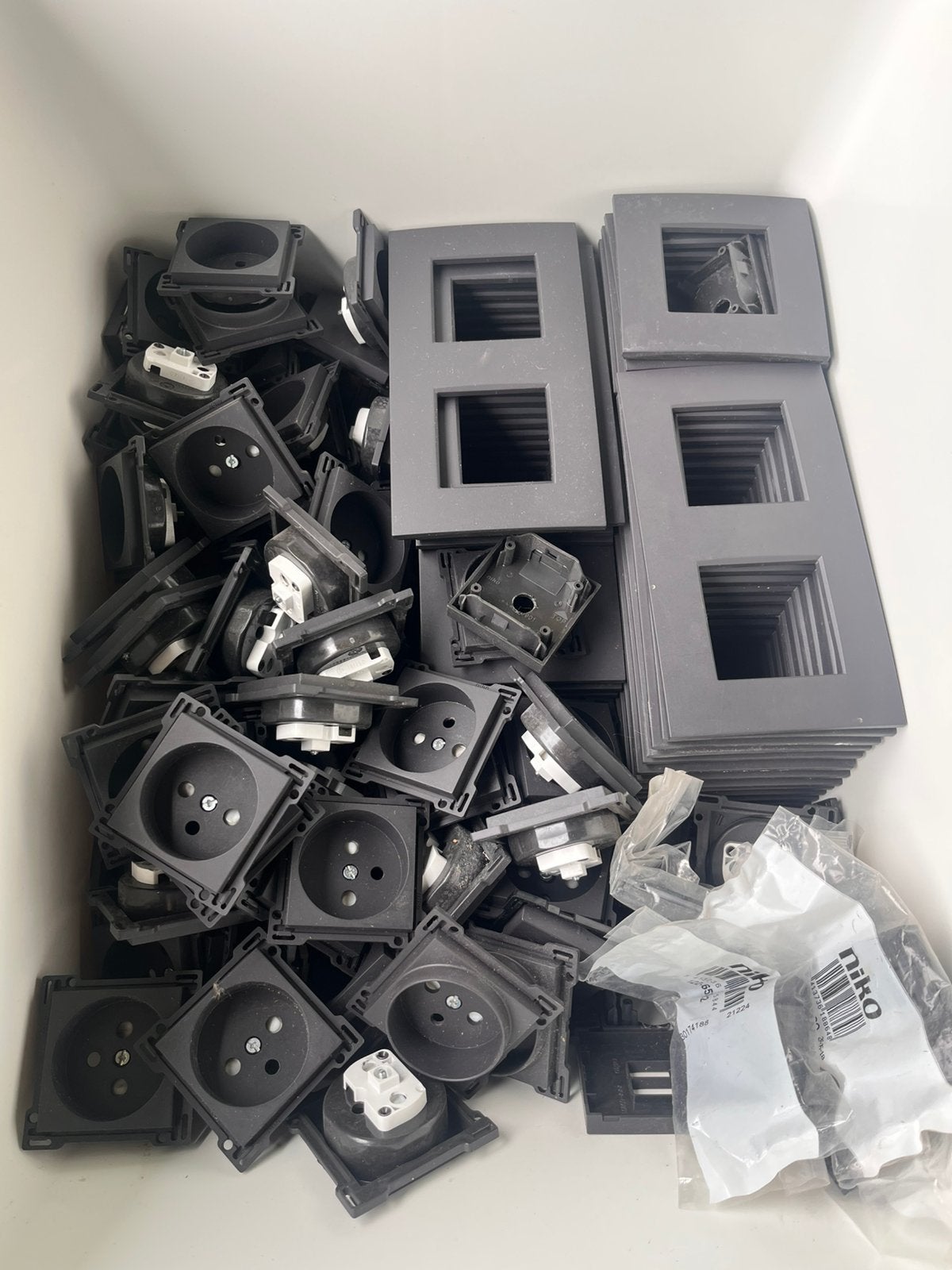 Niko afdekmateriaal zwart/antra, Doe-het-zelf en Bouw, Elektriciteit en Kabels, Ophalen, Zo goed als nieuw, Schakelaar
