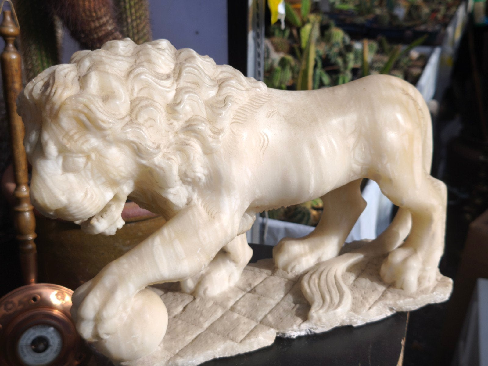 Lion en albâtre, Enlèvement