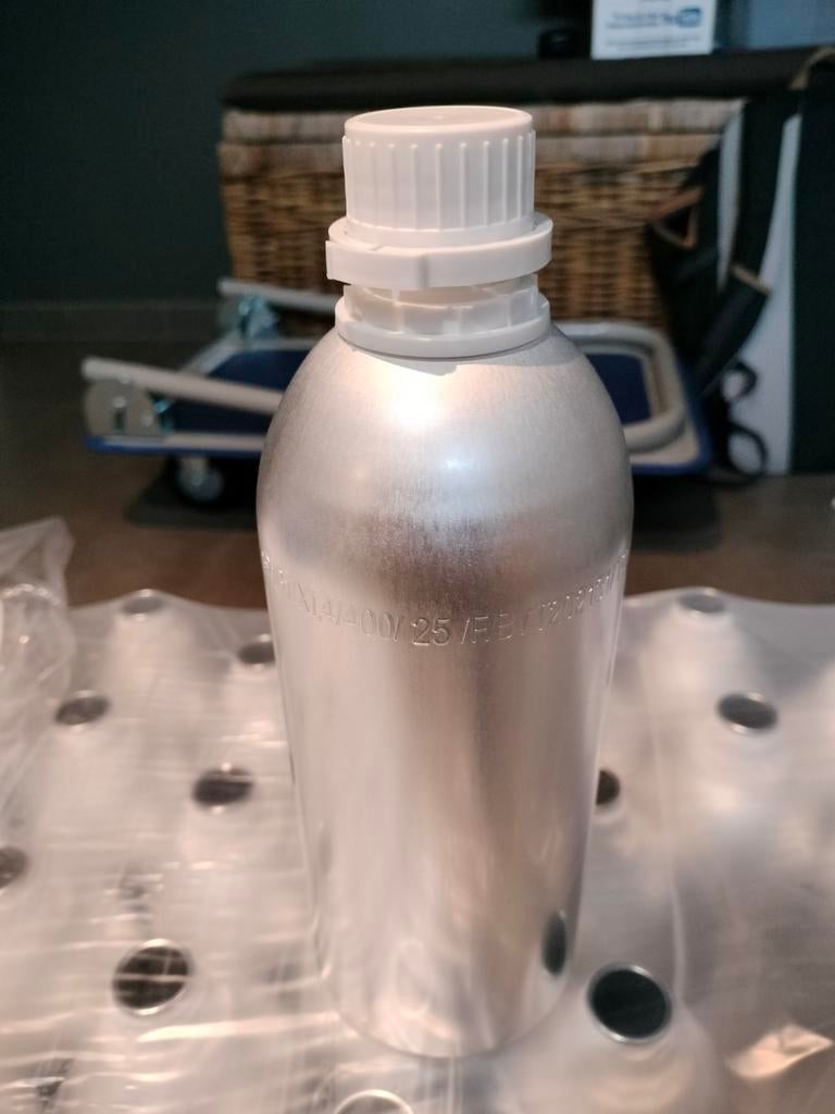 Aluminium flessen 1.1 liter voeding/cosmetica ... EUR 1/stuk, Zakelijke goederen, Stock en Retail | Verpakking en Verzending, Ophalen of Verzenden
