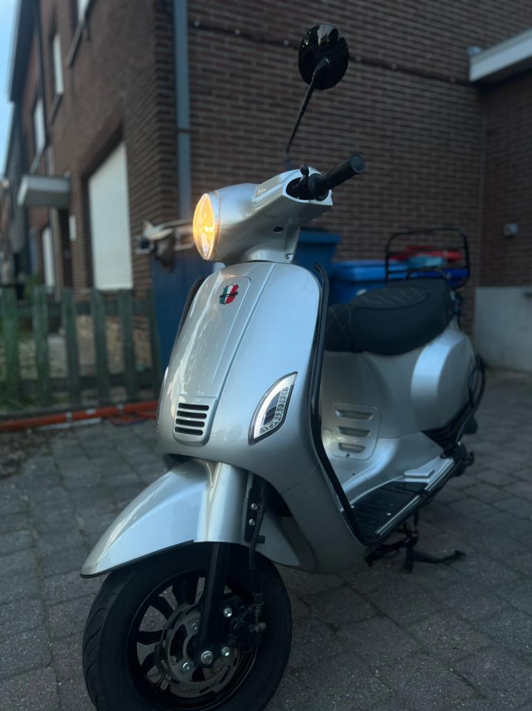 Scooter GTS Toscana klasse A nieuw model, Fietsen en Brommers, Scooters | Overige merken, Zo goed als nieuw, Klasse A (25 km/u)