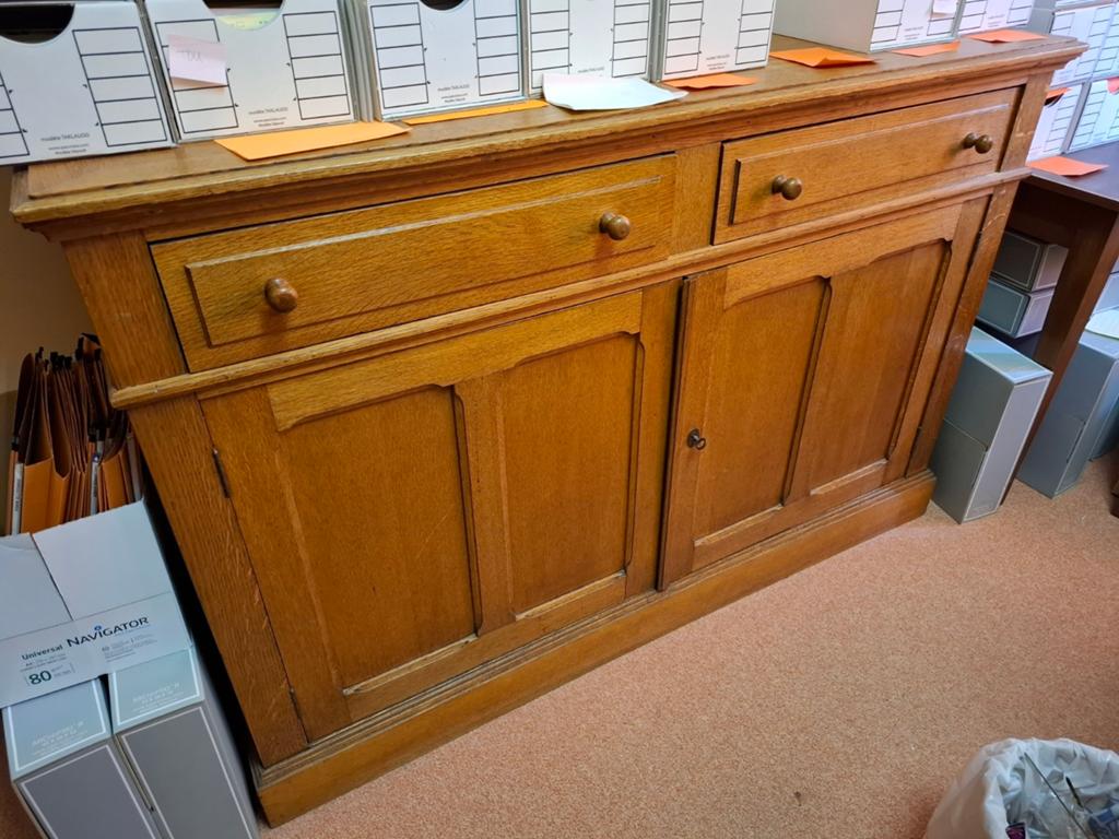 Buffet bas ancien en chêne massif – 2 portes et 2 tiroirs