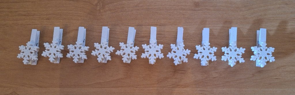 Set van 10 witte houten sneeuwvlokjes op kleine knijpers, Ophalen of Verzenden, Zo goed als nieuw