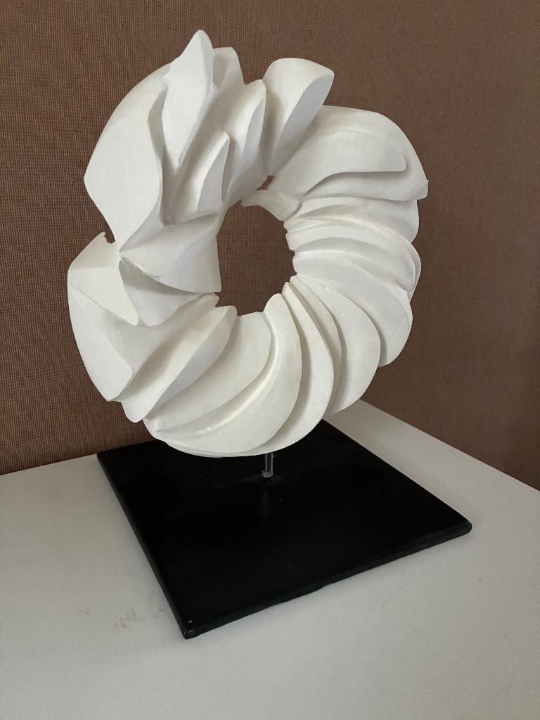 beeld Rondoo, Antiek en Kunst, Ophalen, Gips, 20 - 50 cm, Wit
