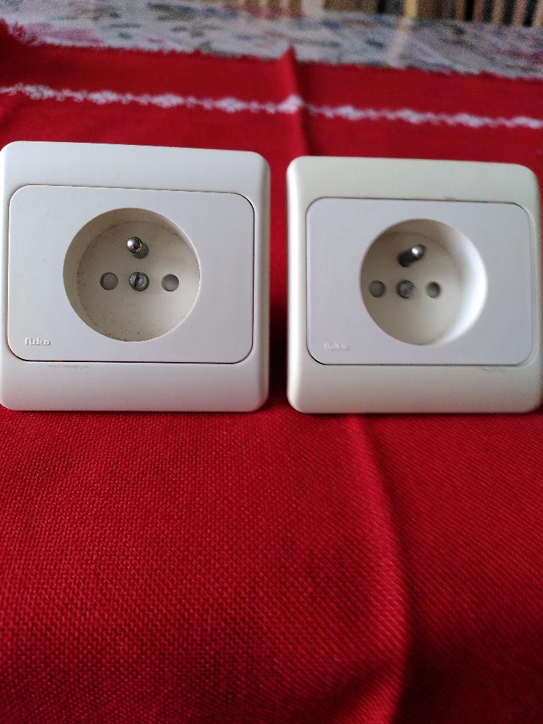 Niko lot de 2 prises, Bricolage & Construction, Électricité & Câbles, Enlèvement, Comme neuf