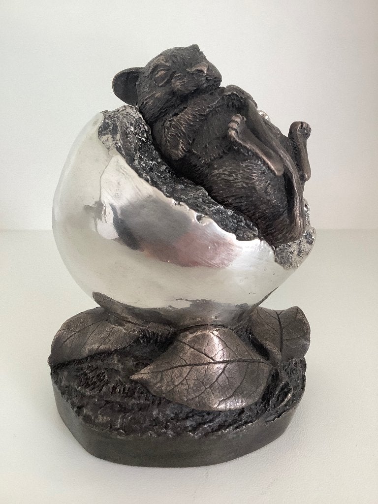 SLAPENDE MUIS OP ZILVEREN APPEL ENGELAND.1993., Antiek en Kunst, Ophalen, Zilver