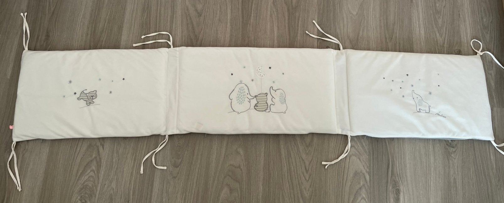 Tour de lit Noukie’s Anna & Milo en tissu Veloudoux, Garçon ou Fille, Gris, Lavable, Tour de lit