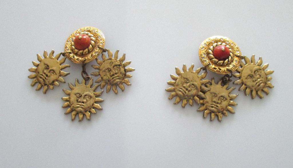 2 oorbellen met clipsluiting en 2 x 3 los hangende zonnetjes, Bijoux, Sacs & Beauté, Boucles d'oreilles, Enlèvement ou Envoi, Beige