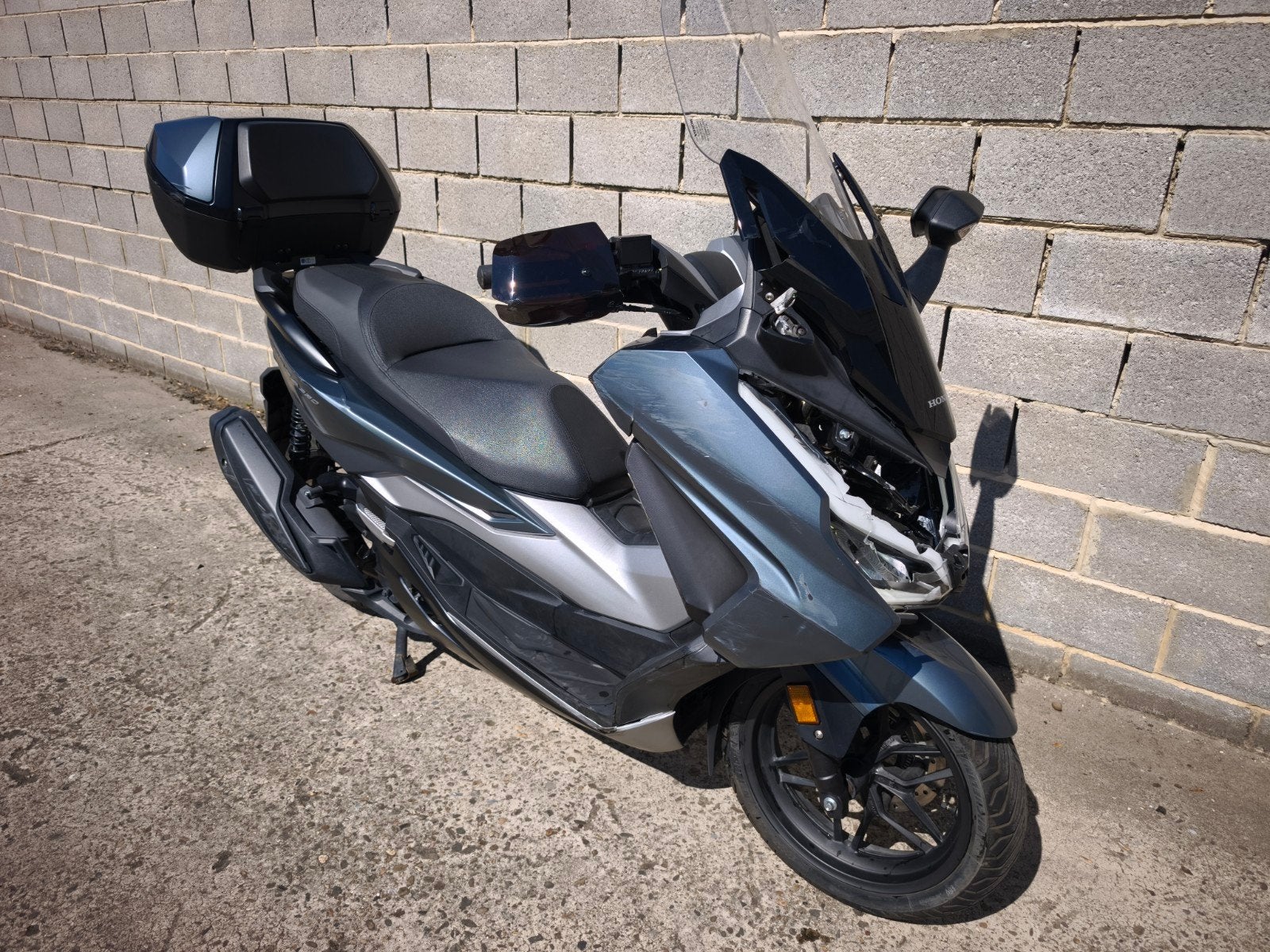 Beschadigde Honda Forza 350 2025, Motoren, Scooter, Bedrijf