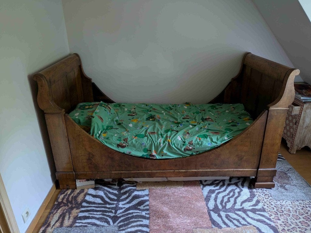 Lit bateau pour enfant, époque Louis-Philippe, Maison & Meubles, 100 cm, Louis-Philippe, XIXe siècle – lit bateau en loupe de noyer