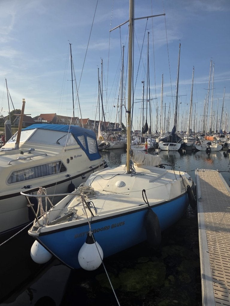 Vaarklare zeilboot Jouet Sheriff + motor!, Watersport en Boten, Kajuitzeilboten en Zeiljachten, Gebruikt, Viertaktmotor, 6 pk