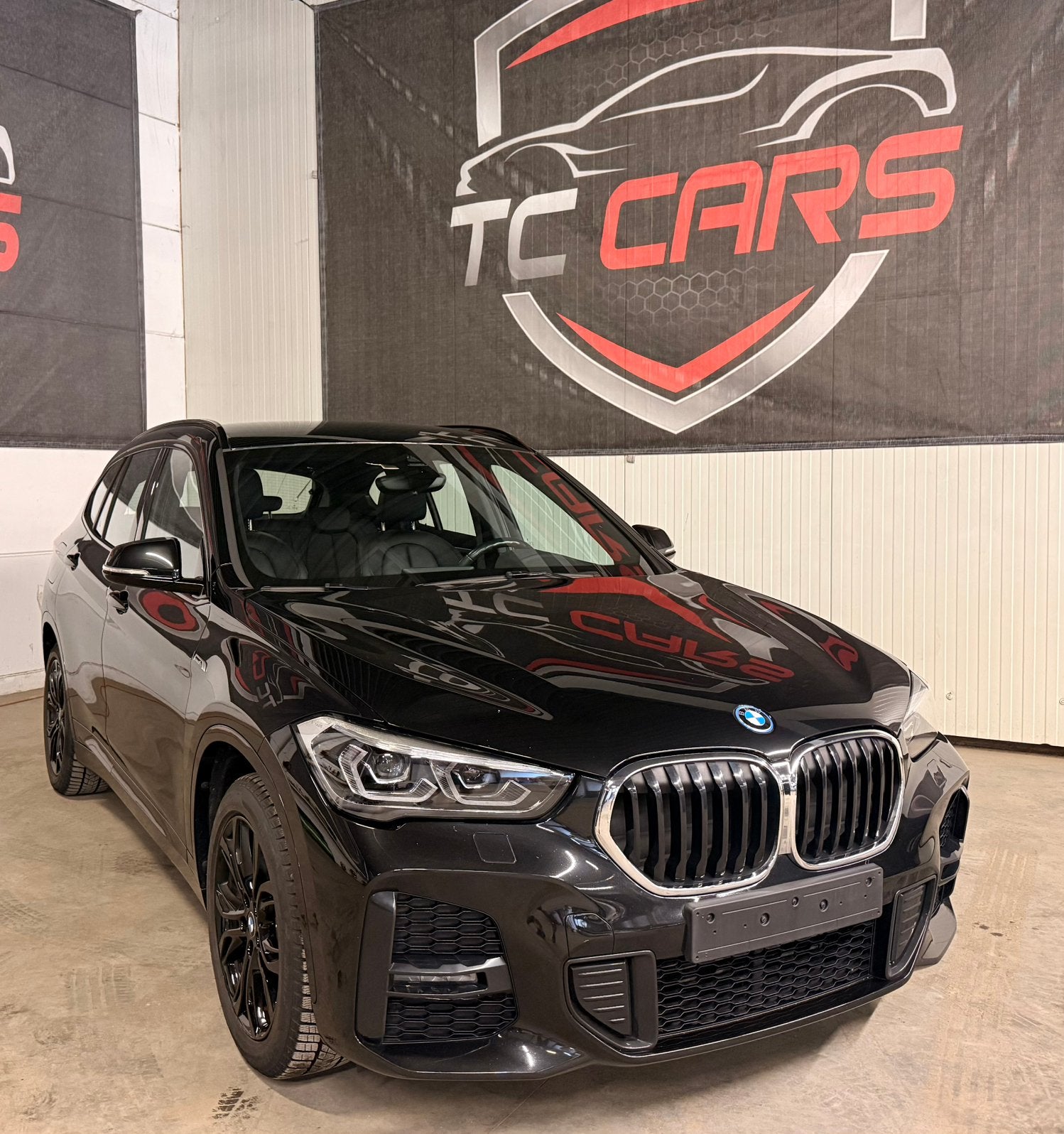 BMW X1 xDRIVE 25e M-sportpakket, Auto's, BMW, Leder, 5 zetels, Dealer onderhouden, SUV of Terreinwagen