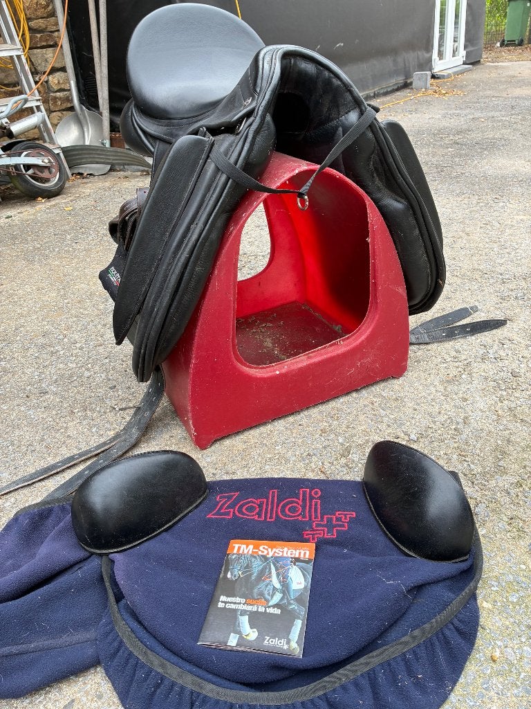 Selle de dressage, L (17.5 pouces), Enlèvement, Siège creux, Housse de selle incluse