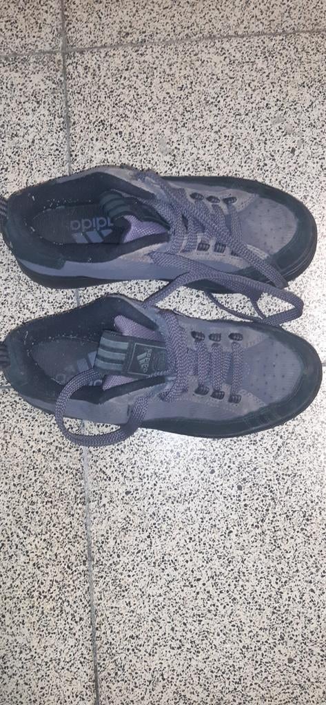 Mooie grijze adidas schoenen, Enfants & Bébés, Vêtements enfant | Chaussures & Chaussettes, Comme neuf, Enlèvement, Chaussures de sport