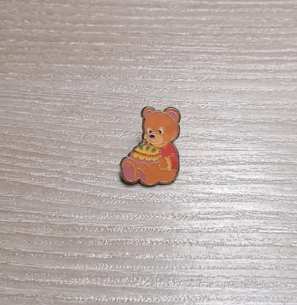 PIN - BEERTJE MET TAART - OURS AVEC GATEAU, Envoi, Utilisé, Figurine, Insigne ou Pin's