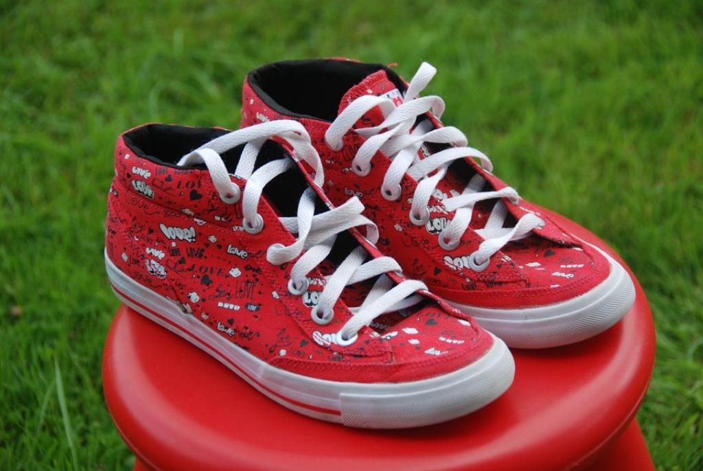 Chaussures rouges et dessins Nike comme neuves P 38, Enlèvement ou Envoi, Comme neuf, Fille, Chaussures