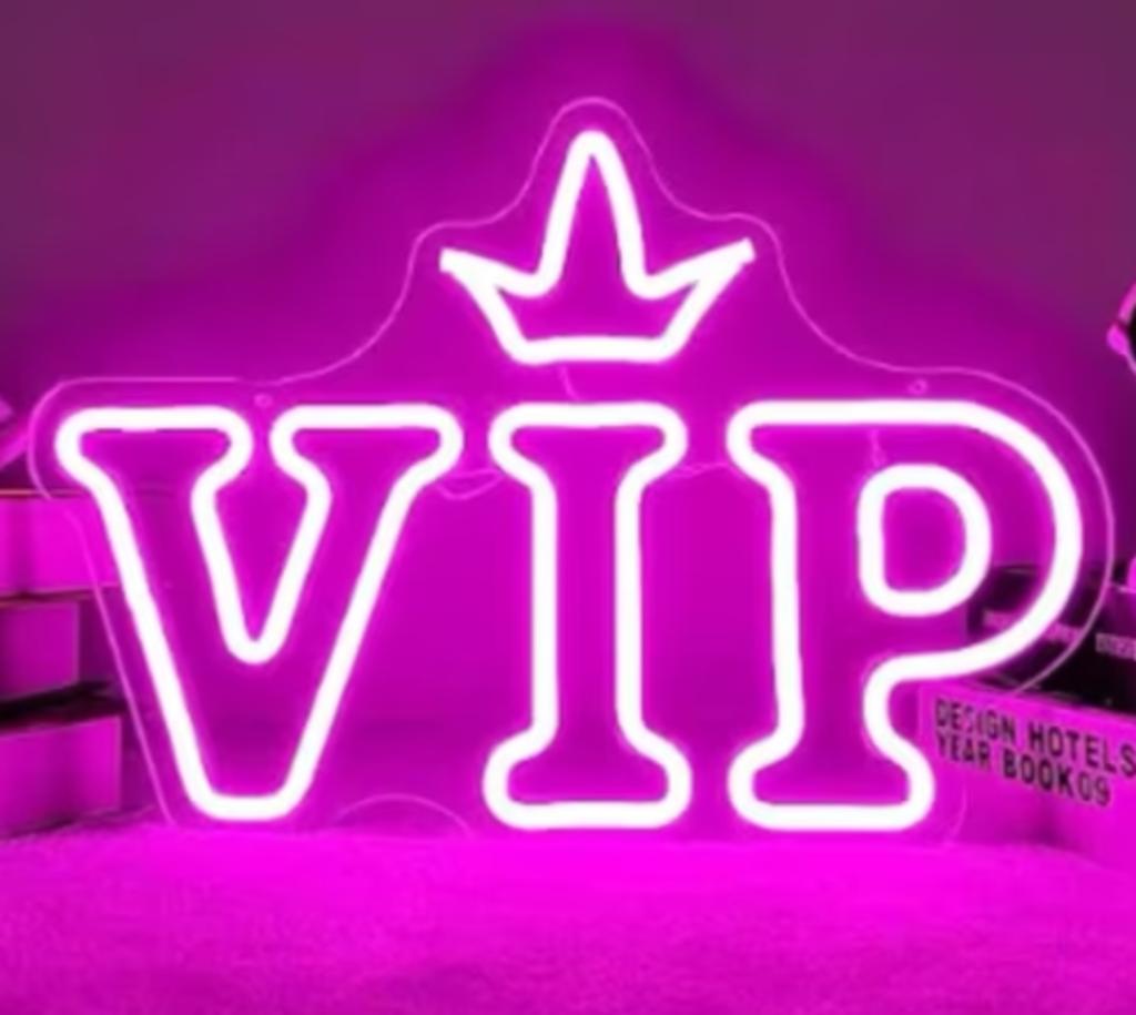 LED lamp neon stijl VIP (32.5x23cm) Nieuw., Verzamelen, Ophalen of Verzenden, Nieuw, Lichtbak of (neon) lamp