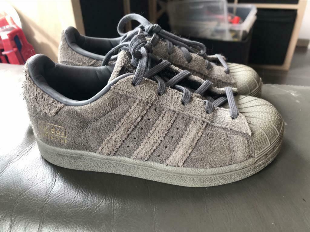 Grijze suède adidas superstar sneakers maat 30 in nieuwstaat, Adidas, Ophalen of Verzenden, Zo goed als nieuw, Jongen of Meisje