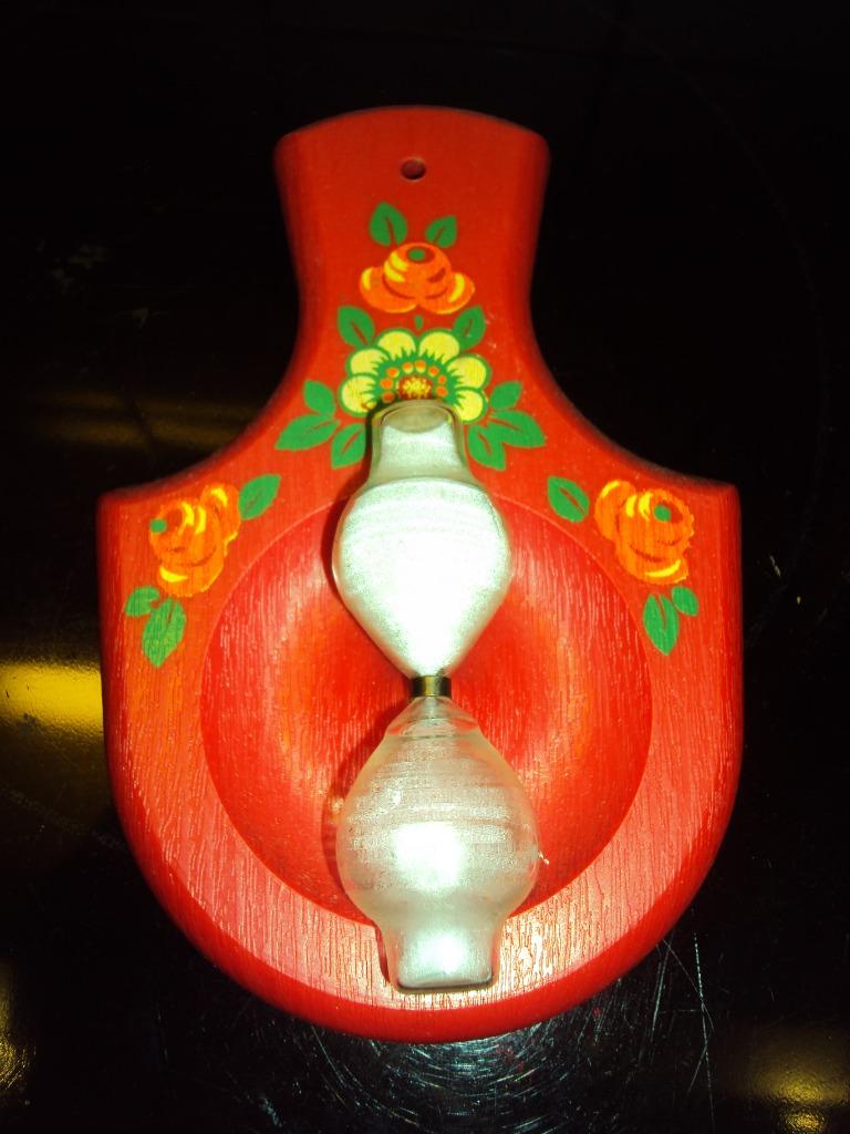 Retro zandloper, op rode bloemetjes achtergrond., Ophalen of Verzenden