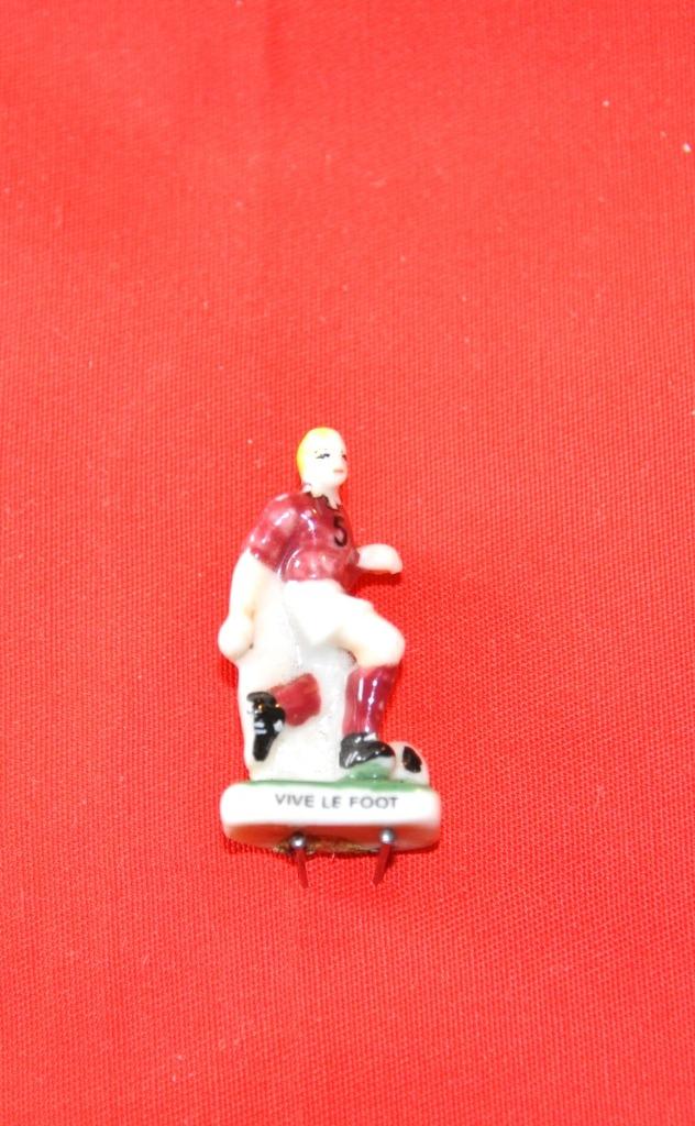 feve en porcelaine vive le foot, Collections, Enlèvement ou Envoi, Comme neuf, Humain