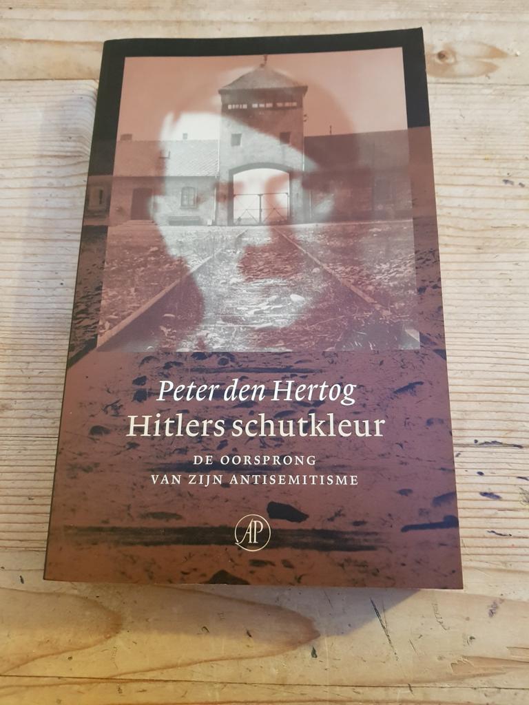 P. den Hertog - Hitlers schutkleur, Boeken, Ophalen of Verzenden, Zo goed als nieuw, P. den Hertog