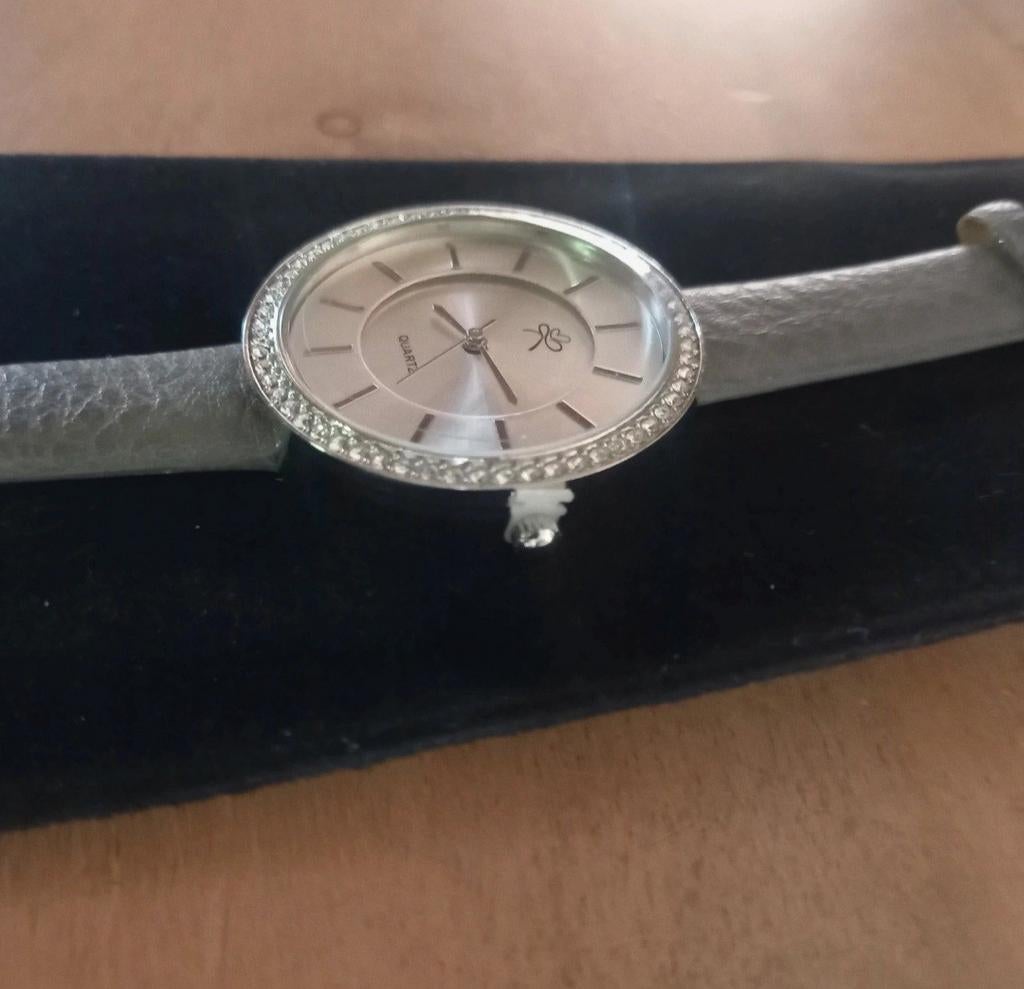 Nieuwe zilverkleurige horloge met Swarovski steentjes, Ophalen of Verzenden, Nieuw