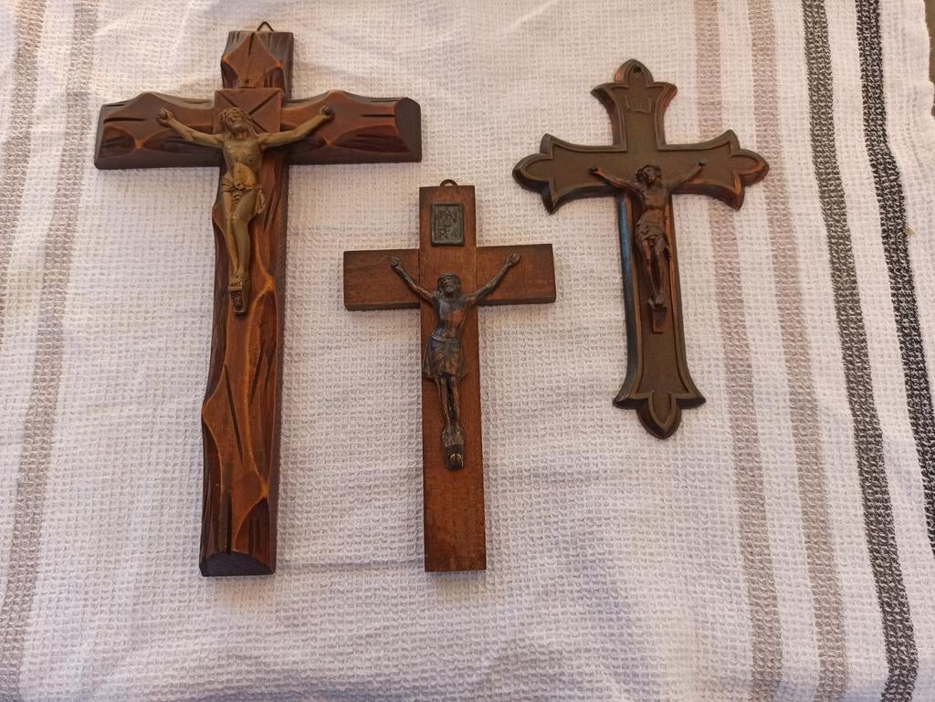3 oude kruisbeelden, Antiek en Kunst, Antiek | Religieuze voorwerpen, Ophalen