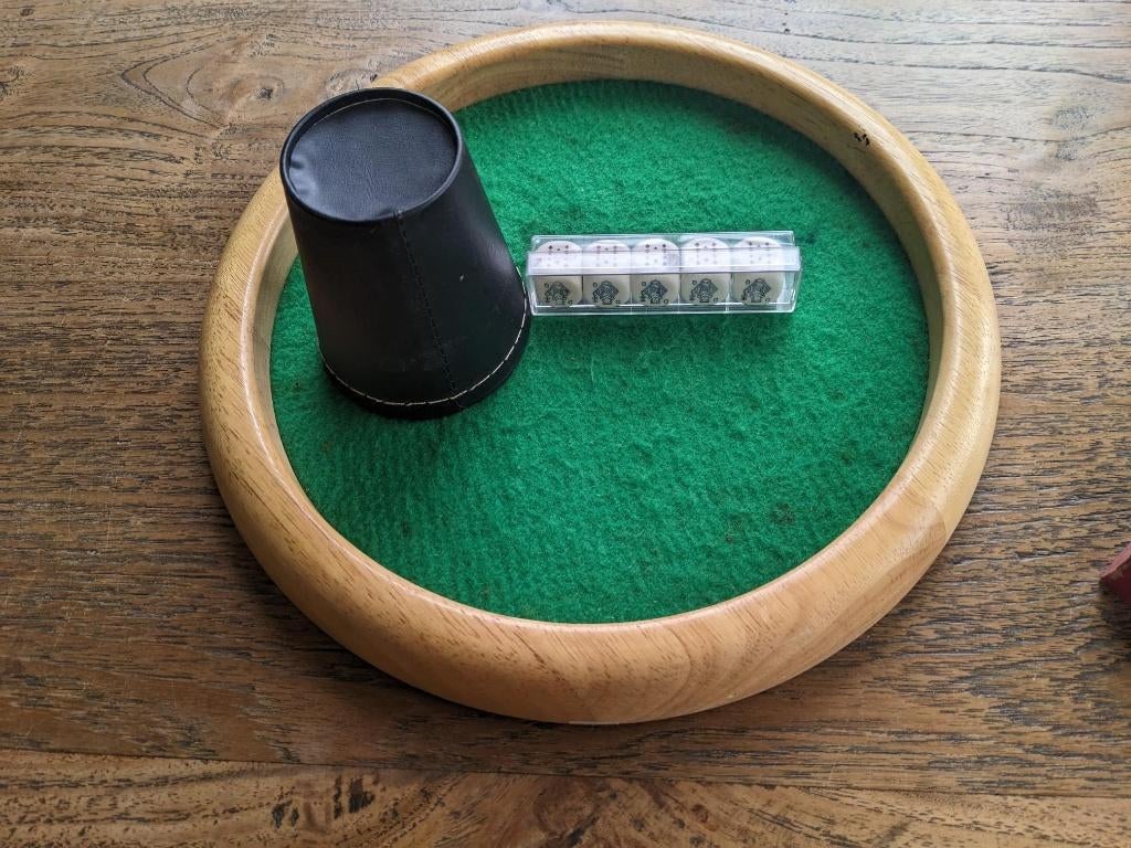 Poker met nieuwe dobbelstenen en pitjesbak, Trois ou quatre joueurs, Enlèvement ou Envoi, Utilisé