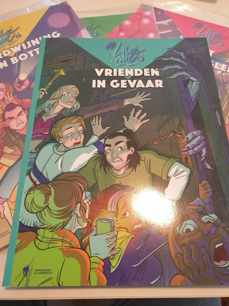 # LIKE ME STRIP NR 5  VRIENDEN IN GEVAAR, Boeken, Kinderboeken | Jeugd | 10 tot 12 jaar, Zo goed als nieuw, Ophalen of Verzenden