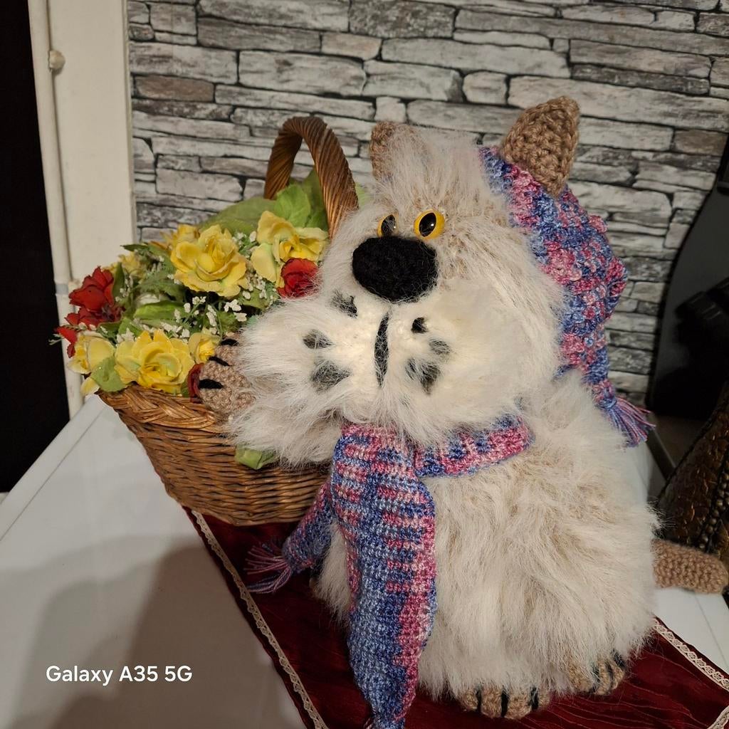 Grand chat en peluche avec bonnet et écharpe dans sa laine, Enlèvement ou Envoi, Neuf