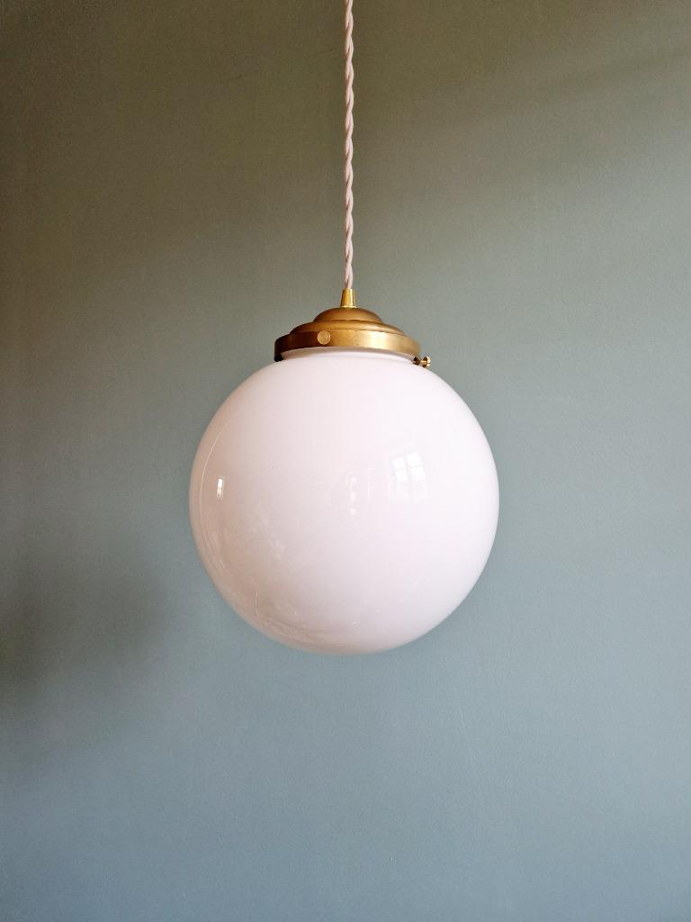 Suspension Art Déco avec globe opaline blanc, 1930, Antiquités & Art, Enlèvement ou Envoi