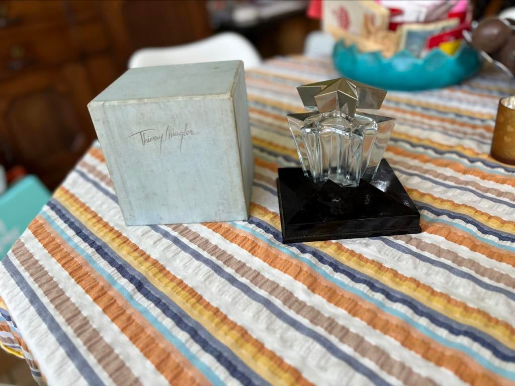 Parfum fles thierry mugler, Ophalen