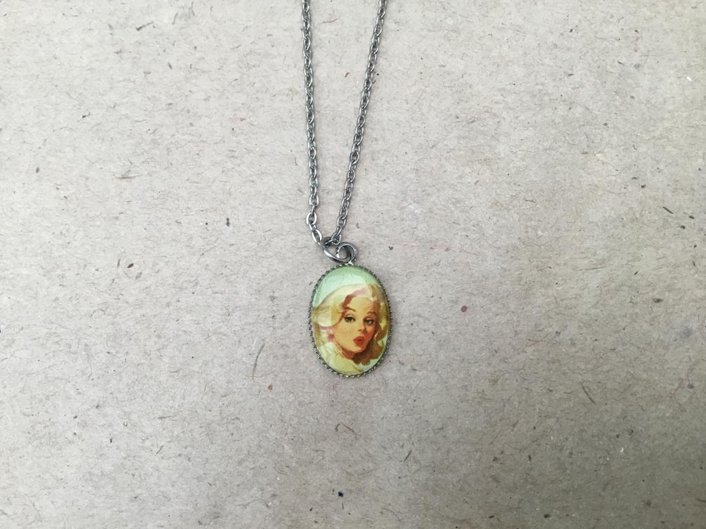 Collier avec pendentif pin up girl, Enlèvement ou Envoi, Comme neuf, Autres représentations