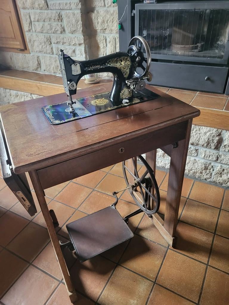 Machine a coudre avec meuble. Table repliable., Enlèvement