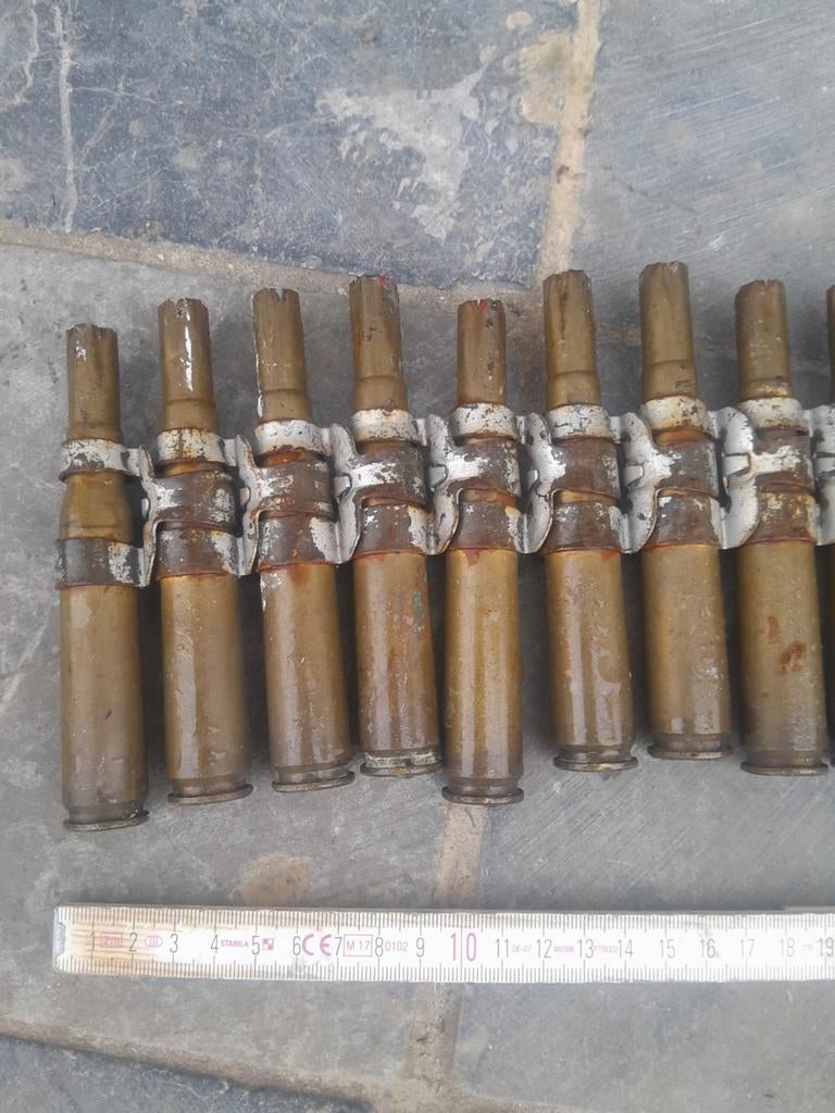 Lege afgeschoten hulzen. 50 kaliber, Ophalen