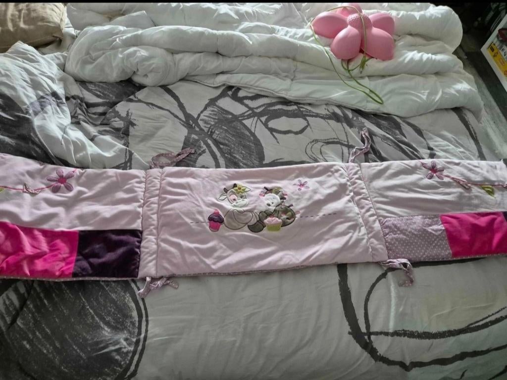 tour de lit, Rose, Comme neuf, Enlèvement, Autres types