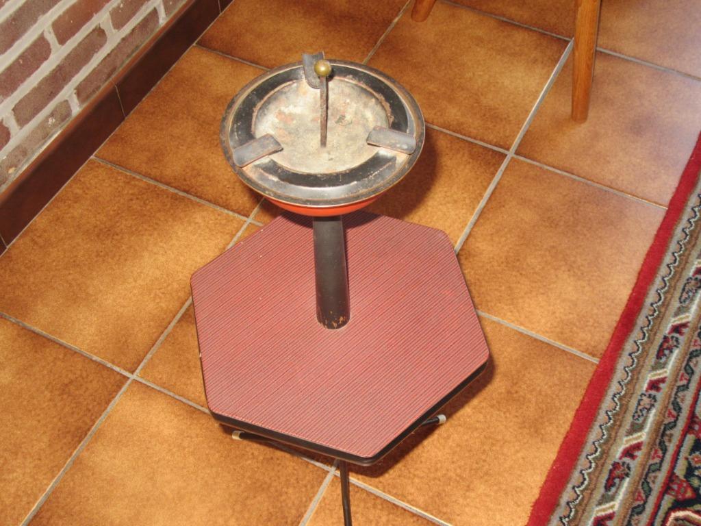 Een assepot op staander ( antiek), Ophalen