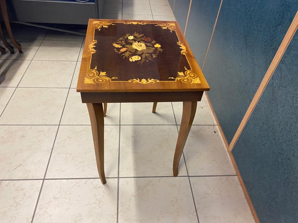 Table avec boîte à musique incorporée, Enlèvement