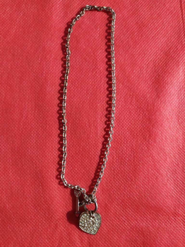 Collier pendentif double coeurs et flèche, Bijoux, Sacs & Beauté, Colliers, Comme neuf, Autres matériaux, Gris, Avec pendentif